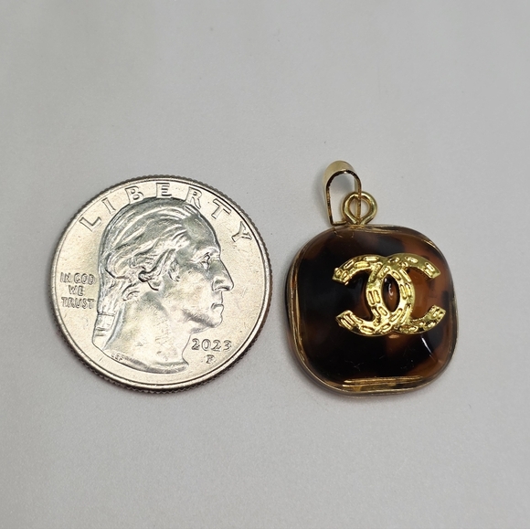 Chic CHANEL Gold and Brown Pendant Necklace - Picture 2 of 4